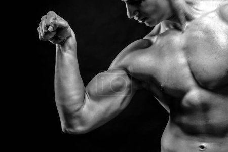 Téléchargez les photos : Gros plan de l'homme fléchissant montrant ses triceps, ses muscles biceps - en image libre de droit