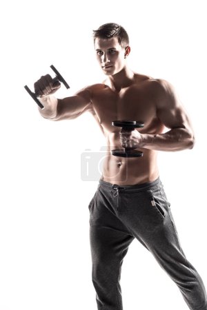 Téléchargez les photos : Homme musculaire faisant des exercices avec haltères isolés sur fond blanc - en image libre de droit