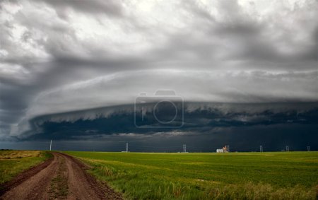 Téléchargez les photos : Prairie Storm Clouds vue de fond - en image libre de droit