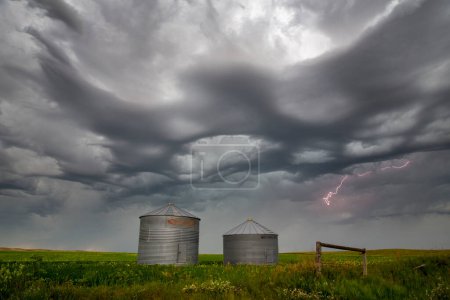 Téléchargez les photos : Prairie Storm Clouds view - en image libre de droit