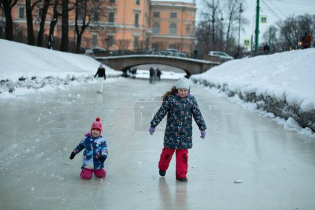 Téléchargez les photos : St Pétersbourg, Russie. deux personnes avec promenade sur la glace de la rivière congelée Xoka - en image libre de droit