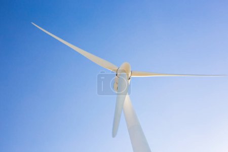 Téléchargez les photos : Énergie éolienne génératrice d'électricité avec ciel bleu - concept de conservation de l'énergie - en image libre de droit