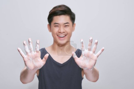 Téléchargez les photos : Homme se laver les mains savonneuses - en image libre de droit