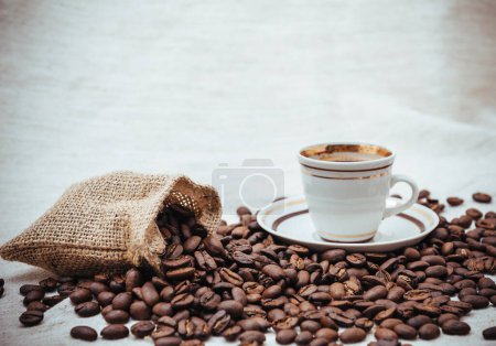 Téléchargez les photos : Concept de pause café, boisson et haricots bruns rôtis - en image libre de droit