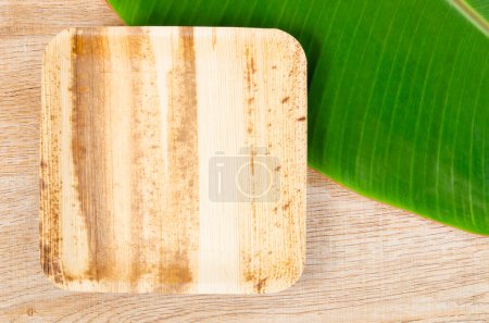 Téléchargez les photos : Kitchenware made from dried betel nut leaf palm, natural material. - en image libre de droit