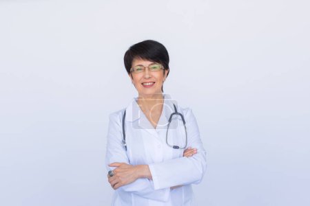 Foto de Retrato de mujer doctora con estetoscopio sobre fondo blanco - Imagen libre de derechos