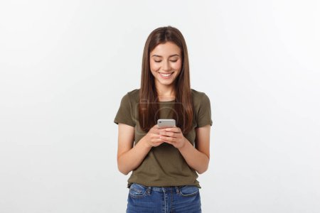 Téléchargez les photos : Femme riante parlant et textant au téléphone isolé sur un fond blanc
. - en image libre de droit