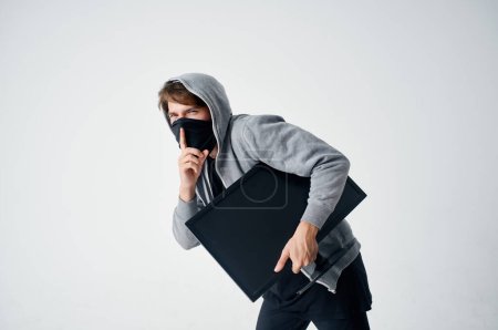 Téléchargez les photos : Homme voleur furtif technique vol sécurité hooligan style de vie - en image libre de droit