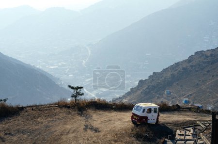 Téléchargez les photos : Maisons mal construites dans un quartier pauvre de Lima, Pérou dans lequel vous pouvez également voir un véhicule appelé un mototaxi. - en image libre de droit