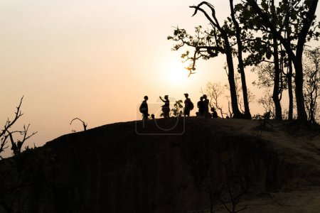 Téléchargez les photos : Coucher de soleil sur une colline de Pai dans le nord de la Thaïlande
. - en image libre de droit