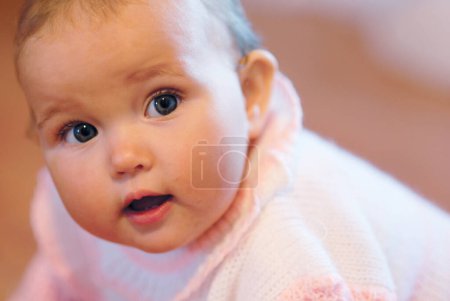 Téléchargez les photos : Portrait de mignonne petite fille aux yeux étincelants - en image libre de droit