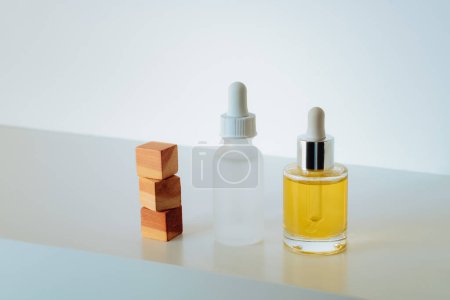 Téléchargez les photos : Face serum and face oil and wood cubes - en image libre de droit