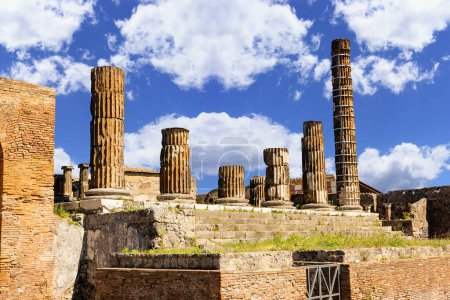 Foto de Columns from Pompeii with bleu sky in the background - Imagen libre de derechos
