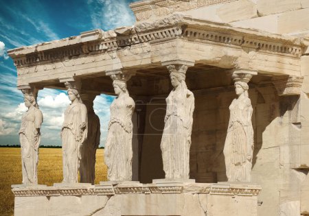Foto de Women statues from old temple of Athens Erectheum, Greece - Imagen libre de derechos