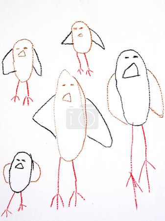 Téléchargez les photos : "dans un dessin pour enfants, cinq oiseaux sont représentés au crayon. feuille blanche de crayons de couleur de papier. vertical" - en image libre de droit