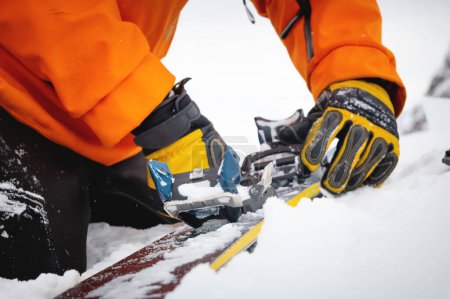 Téléchargez les photos : Gros plan sur les fixations de ski au fur et à mesure qu'elles sont installées pour le ski de fond. Installations sportives ski - en image libre de droit