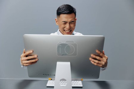 Téléchargez les photos : "Asiatique homme dans une chemise blanche ordinateur fatigue bureau technologies" - en image libre de droit