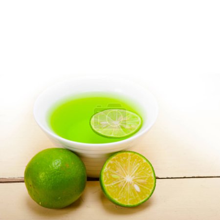 Téléchargez les photos : "citron vert limonade dans une tasse " - en image libre de droit