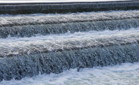 Téléchargez les photos : "Belle texture détaillée d'eau courante sur une cascade." - en image libre de droit