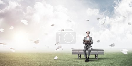 Foto de "Joven hombre de negocios o estudiante que estudia los aviones de ciencia y papel vuelan alrededor
" - Imagen libre de derechos