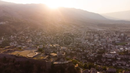 Téléchargez les photos : "Vue de la vieille ville de Gjirokaster, Albanie" - en image libre de droit
