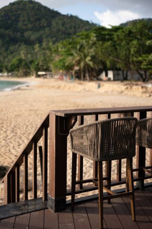 Téléchargez les photos : Tables en bois et bar de plage, caf à côté de la plage. - en image libre de droit