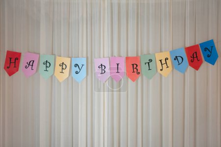 Téléchargez les photos : Célébration d'anniversaire, surprise avec la bannière Joyeux anniversaire sur le mur. - en image libre de droit