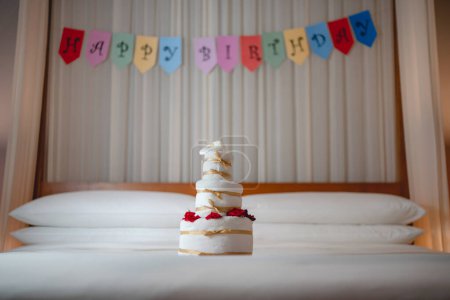 Téléchargez les photos : Celebrating Birthday, surprise in bed with Happy birthday banner and towel cake. - en image libre de droit
