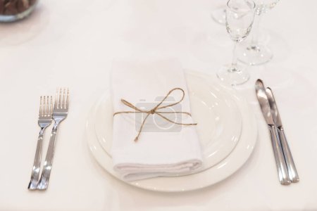 Téléchargez les photos : "Assiette, fourchettes, serviette et couteau au restaurant
" - en image libre de droit