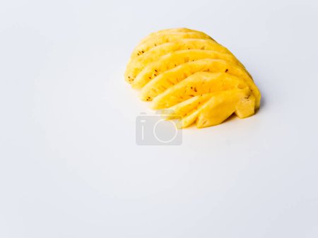 Téléchargez les photos : "Ananas, pelés et coupés en deux
" - en image libre de droit