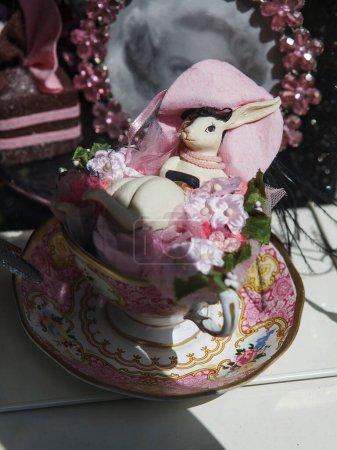 Téléchargez les photos : "Vitrine dans le magasin Liberty sur Regent Street. Figurine en céramique d'un lapin dans une tasse en porcelaine, peinte avec des fleurs" - en image libre de droit