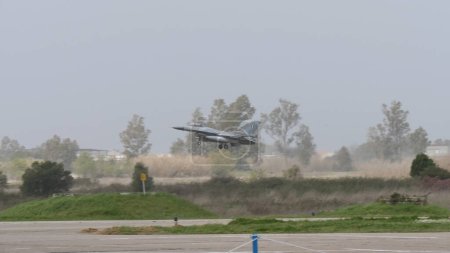Téléchargez les photos : "Décollage d'un avion de combat gris de l'OTAN par mauvais temps" - en image libre de droit