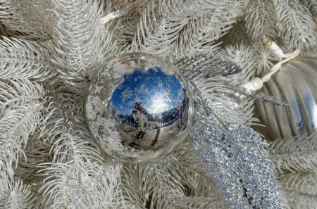 Téléchargez les photos : "Jouets de Noël sur l'arbre artificiel" - en image libre de droit