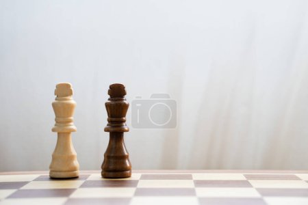 Foto de "Cerrar reyes blancos y negros en tablero de ajedrez" - Imagen libre de derechos
