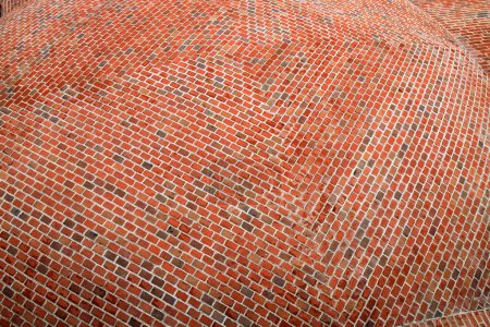 Téléchargez les photos : "Fragment de la surface d'un toit sphérique en brique rouge" - en image libre de droit