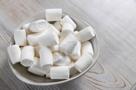 Foto de "White marshmallows in a porcelain bowl on the table" - Imagen libre de derechos