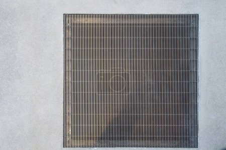 Foto de "Fragmento de una parrilla de ventilación moderna en un suelo de hormigón" - Imagen libre de derechos
