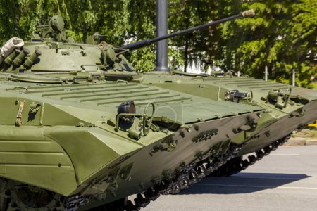 Foto de "Vehículos militares rusos en la calle de la ciudad. ruso moderno militar blindado personal portador BTR." - Imagen libre de derechos