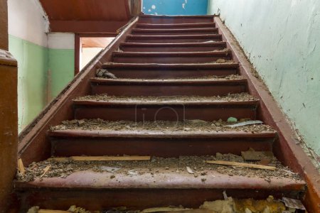 Foto de "Escalera de madera sin barandillas de la casa abandonada por los residentes. Destruido por una explosión residencial edificio de apartamentos." - Imagen libre de derechos