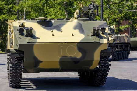 Foto de "Vehículos militares rusos en la plaza de la ciudad. Infantería militar moderna rusa vehículos de combate BMP." - Imagen libre de derechos
