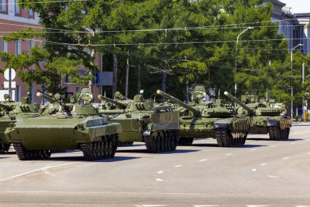 Foto de "Vehículos militares rusos en la calle de la ciudad. Tanque militar moderno ruso, vehículo de combate de infantería BMP y portaaviones blindado BTR." - Imagen libre de derechos