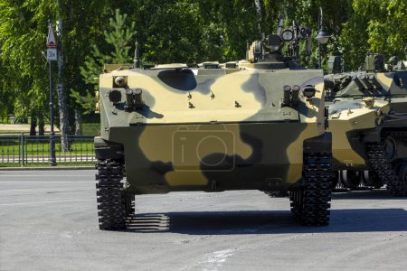Téléchargez les photos : "Véhicules militaires russes sur la place de la ville. Véhicule de combat d'infanterie russe BMP et véhicule blindé de transport de troupes BTR." - en image libre de droit