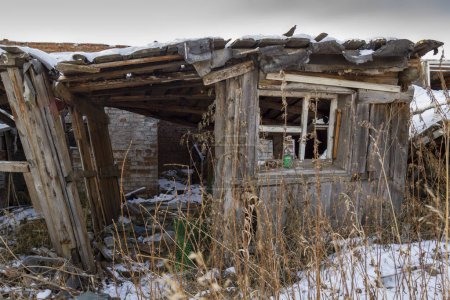Foto de "Una extensión de madera en ruinas a una casa de ladrillo." - Imagen libre de derechos