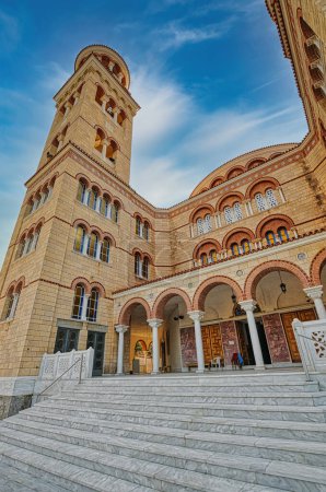 Téléchargez les photos : "Eglise d'Agios Nektarios (Saint Nectarios) à l'île d'Egine le matin, Grèce
" - en image libre de droit
