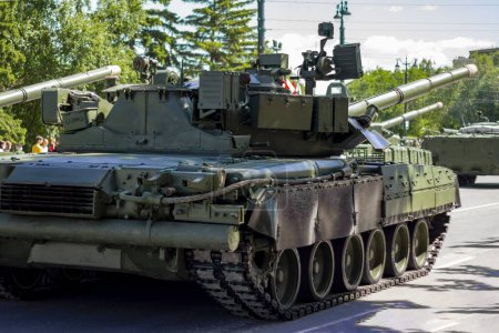 Téléchargez les photos : "Véhicules militaires russes dans la rue de la ville. Char militaire moderne russe et véhicule de combat d'infanterie BMP." - en image libre de droit