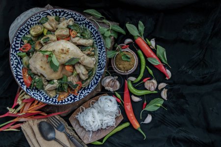 Foto de "Curry verde con pollo y berenjenas tailandesas (Kaeng khiao wan) en tazón de cerámica servido con fideos de arroz." - Imagen libre de derechos