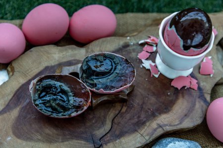 Foto de Huevos del siglo rosa (huevos de Pidan) también conocidos como huevo conservado, huevo de cien años, huevo de mil años son un producto alimenticio conservado chino y delicadeza - Imagen libre de derechos