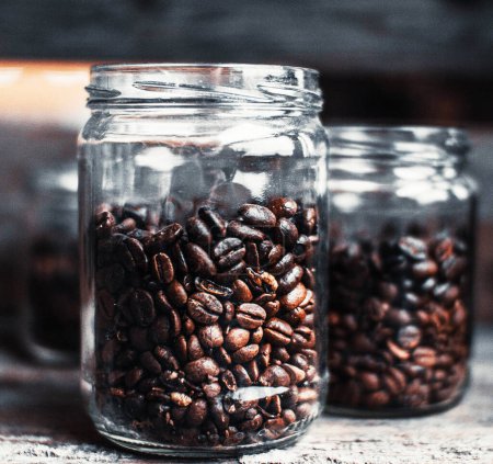 Foto de Primer plano de deliciosos granos de café para el fondo - Imagen libre de derechos
