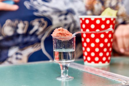 Foto de La bola de helado se encuentra en una cuchara transparente en un vaso. - Imagen libre de derechos