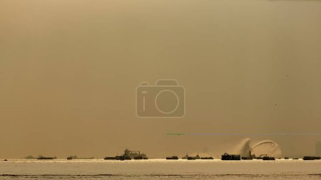 Foto de El barco de bomberos rocía agua en el Bósforo. - Imagen libre de derechos